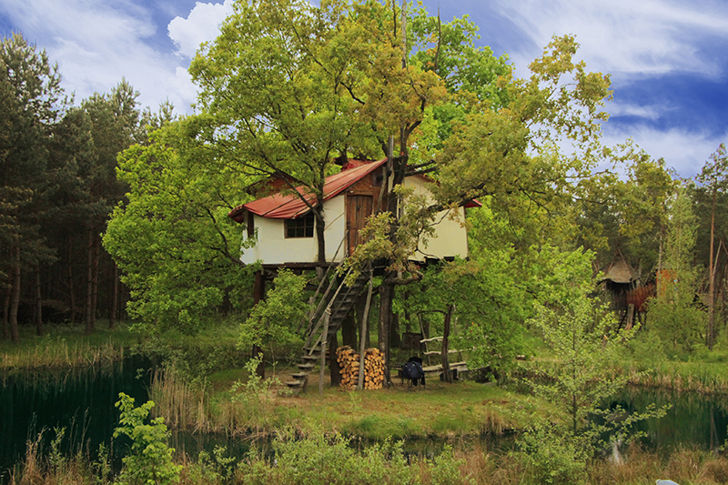 Baumhaus, Übernachtung in einem Baumhaus